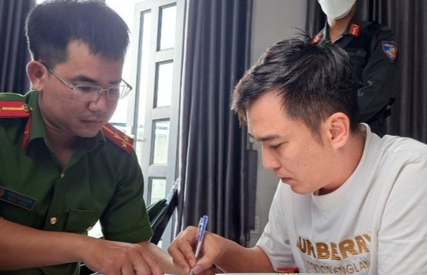 Danh bac qua mang voi so tien 560 ty dong, 11 nguoi bi khoi to hinh anh