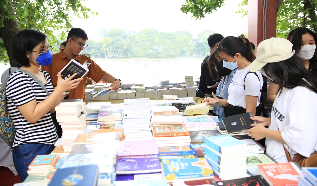 Doi ngu ly luan, phe binh van hoc hien nay: Luong day, chat mong hinh anh