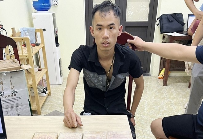 Nam thanh nien thue xe taxi van chuyen 10 banh heroin hinh anh