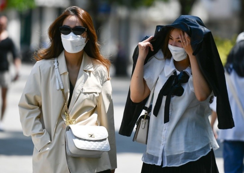 Thoi tiet 11/6: Mien Bac nang nong manh, Nam Bo tiep dien mua rao hinh anh