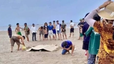 Ba chau be duoi nuoc khi di tam bien hinh anh