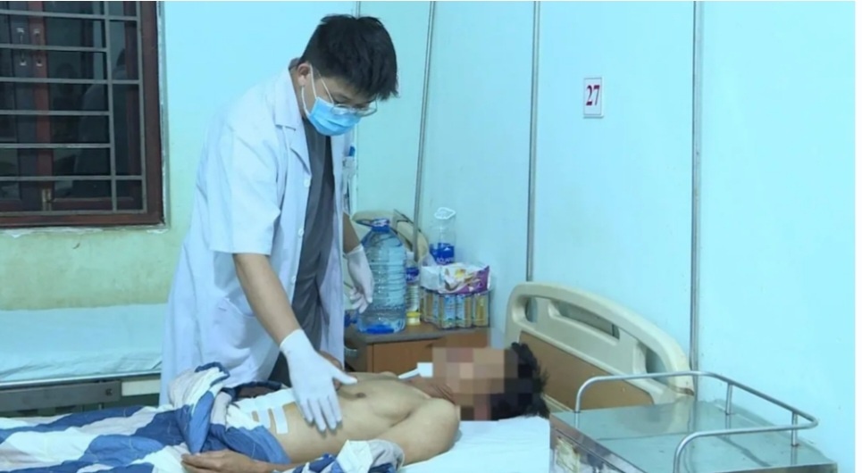 Nguoi phu nu dang ngu, bi ban trai dot nhap dung dao dam vao bung hinh anh