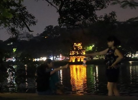 Nguoi dan noi gi khi pho di bo hoat dong trong anh den leo lat hinh anh