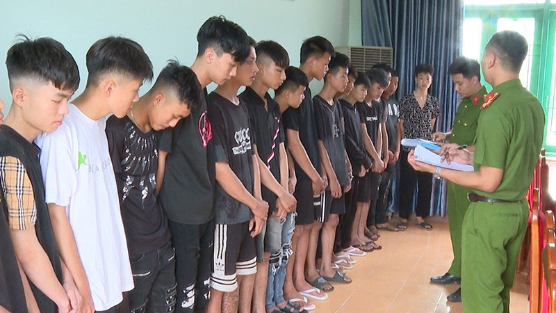 tan cong tru so anh 1