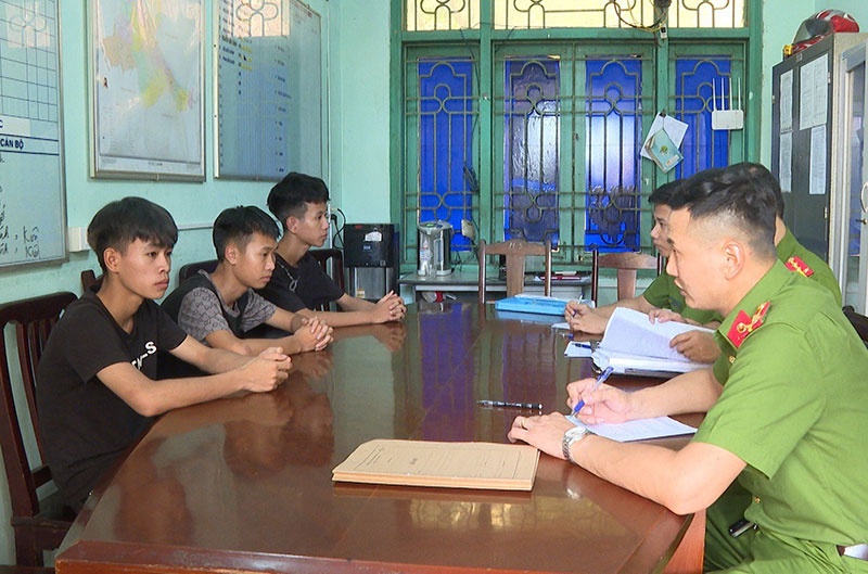 tan cong tru so anh 2