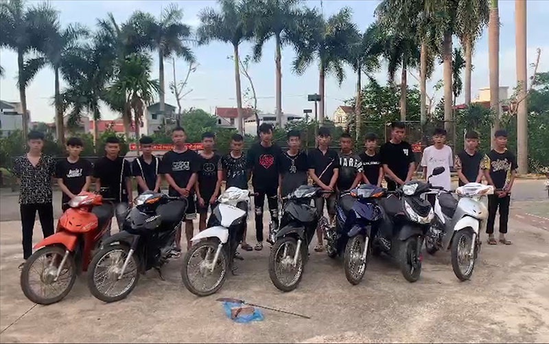 tan cong tru so anh 4