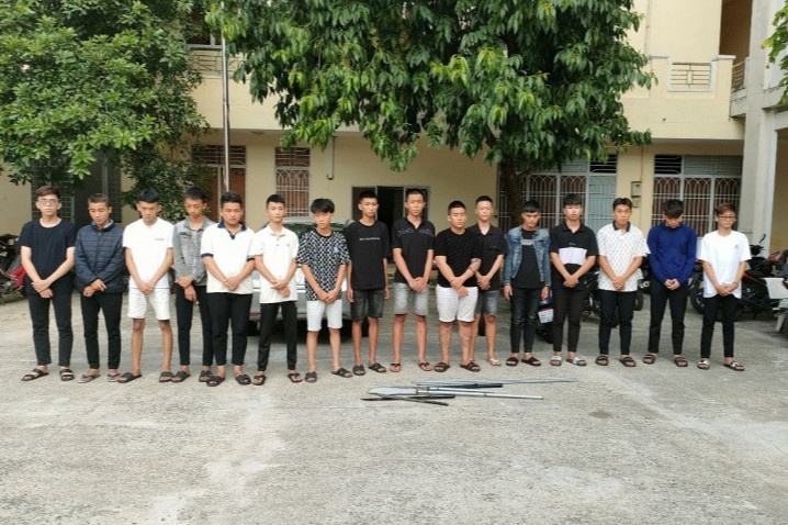 Hon 30 thanh thieu nien dung chai xang, hung khi duoi danh nhau hinh anh