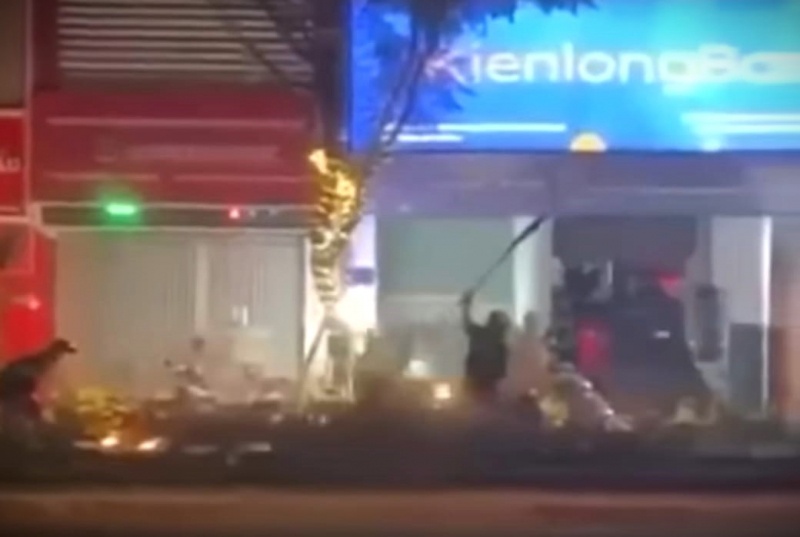 Dung chai xang anh 2