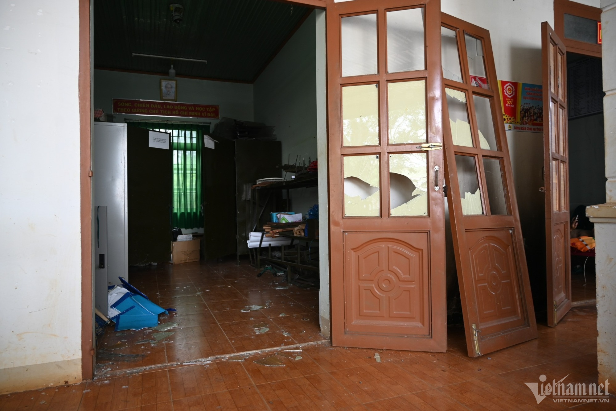 tấn công trụ sở ảnh 9 tan cong tru so anh 9