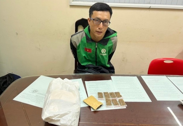 Tam giu thanh nien cai trang xe om Grab de ban ma tuy hinh anh