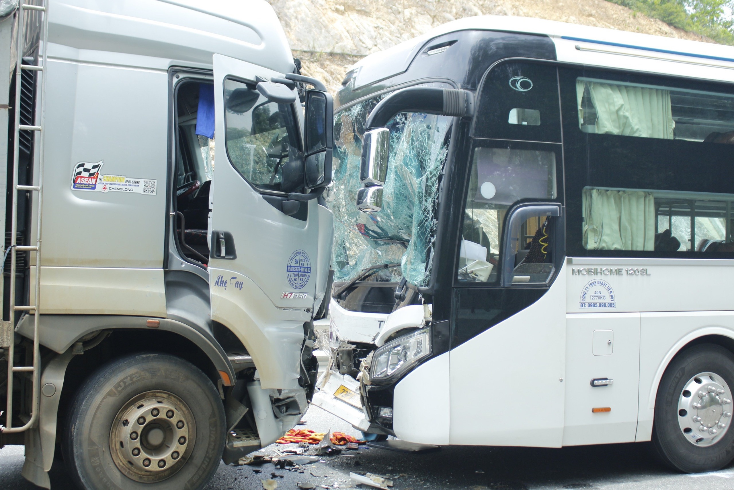 Oto tai tong truc dien xe cho 21 hanh khach hinh anh