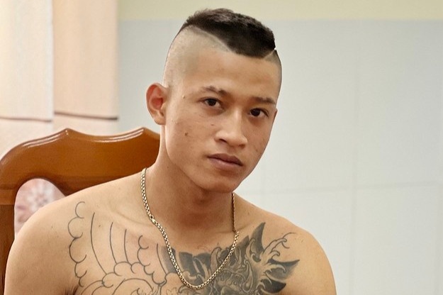 Cuop giat day chuyen, coi bo quan ao de lan tron van khong thoat hinh anh