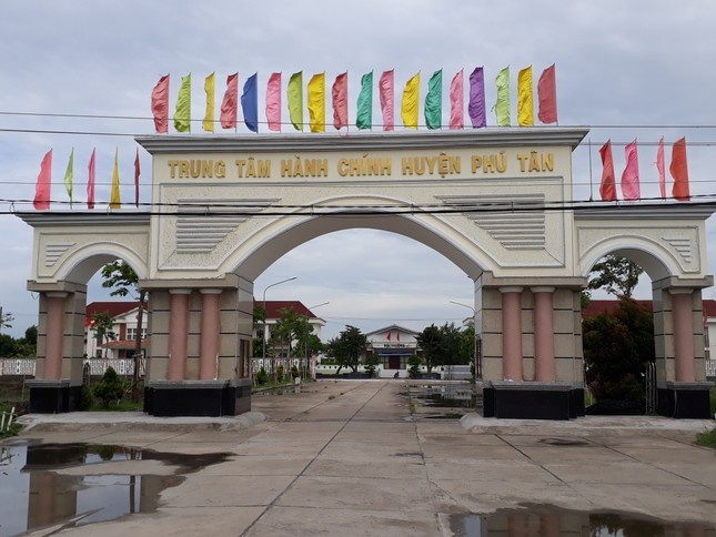 Chu tich huyen o Ca Mau xin nghi huu truoc tuoi hinh anh