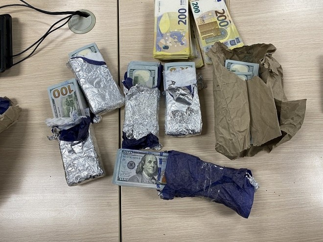 5 hanh khach nhap canh Noi Bai mang 14 ty dong ngoai te trai phep hinh anh