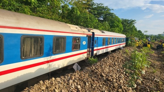 Tau SE trat banh, duong sat Bac - Nam bi gian doan hinh anh