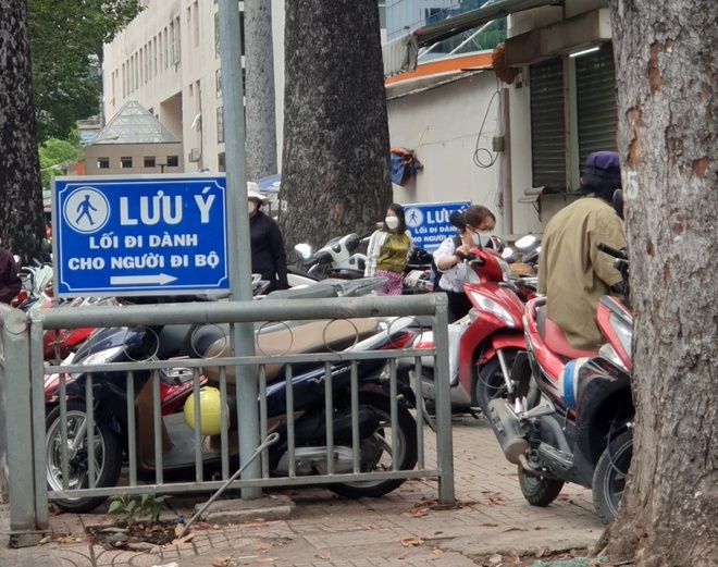 Hon 400 bai xe chiem dung long duong Ha Noi hinh anh