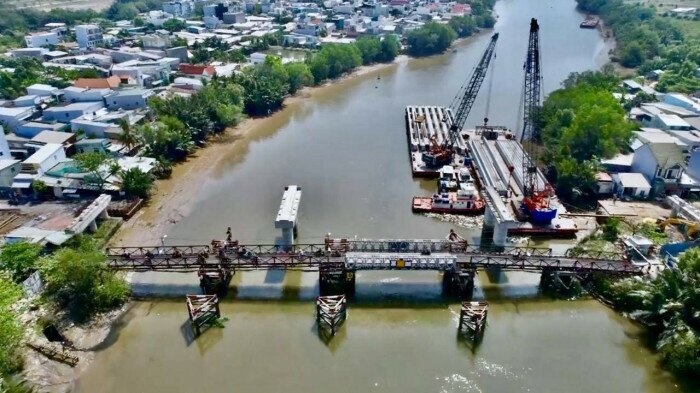 Sau 22 nam, cau Long Kieng gan 600 ty se hoan thanh vao thang 8 hinh anh