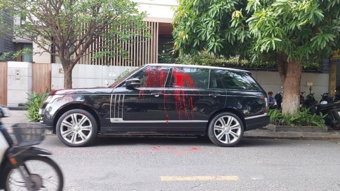 Xe Range Rover bi tat son giua trung tam Da Nang hinh anh