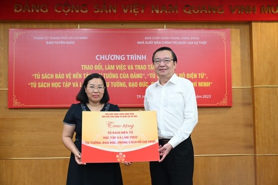 trao tang sach anh 1