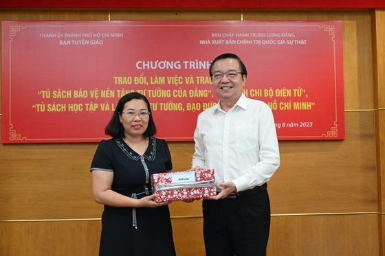 Ban Tuyen giao Thanh uy TP.HCM tiep nhan 3 tu sach dien tu hinh anh