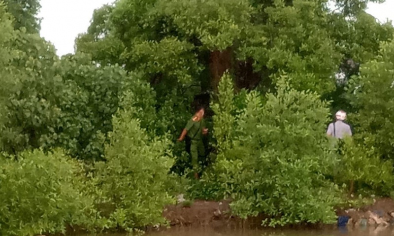 Phat hien nguoi dan ong chet trong tu the treo co trong rung hinh anh