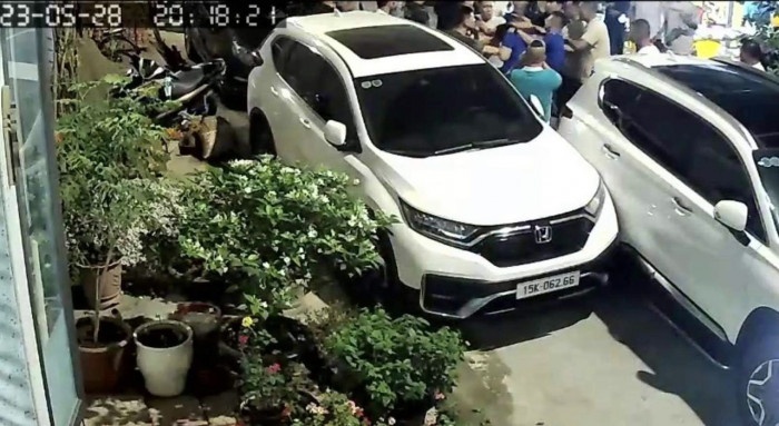 Coi chung di tu vi tu y giu xe, bat den sau va cham hinh anh