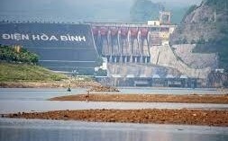 Nang nong nhieu, mua it, nuoc ve thuy dien Hoa Binh thieu hut den 80% hinh anh