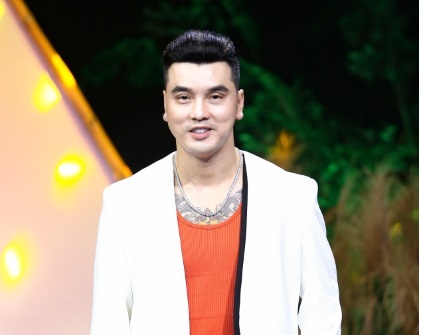 Ung Hoang Phuc bi chan thuong cot song suot 15 nam, 4 lan phau thuat hinh anh