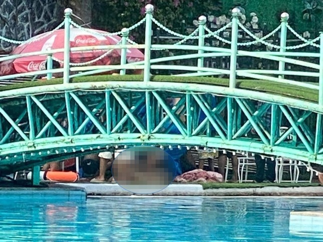 Nam thanh nien duoi nuoc o be boi trong Cong vien Tuoi tre hinh anh