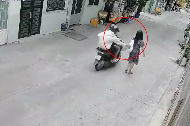 Nguoi phu nu bi giat tui xach o TP.HCM hinh anh