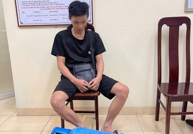 Chan giu 2 shipper dang tren duong van chuyen binh khi cuoi cho khach hinh anh