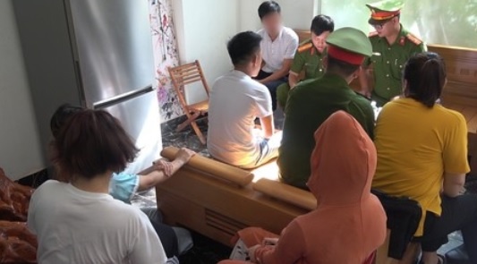 Dot kich chung cu luc rang sang, phat hien nhieu nguoi tang tru ma tuy hinh anh