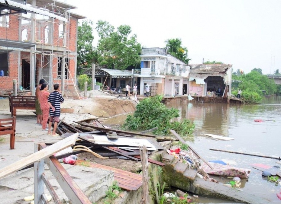 Sat lo bo song lam 3 can nha o Soc Trang chim xuong song hinh anh