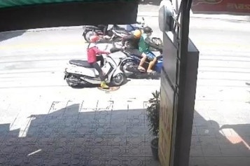 Nu tieu thuong bi cuop giat chiec tui dung tien hinh anh