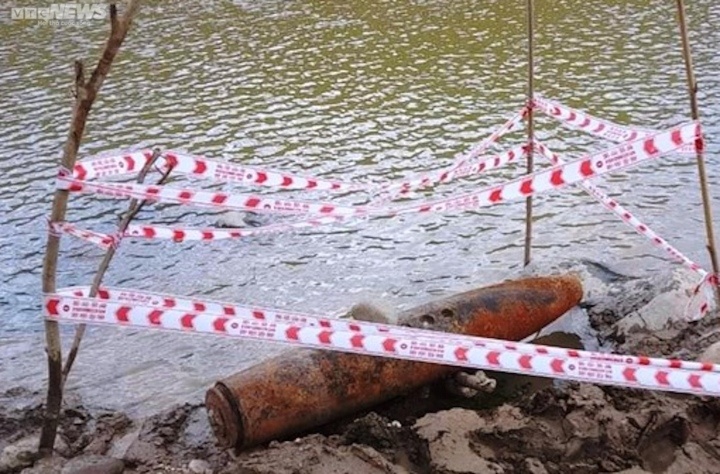 Nuoc ho thuy loi xuong thap, phat lo qua bom hon 200 kg hinh anh