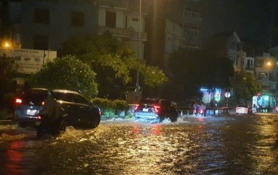 Nhieu tuyen duong o thu do Ha Noi bi ngap do mua lon hinh anh