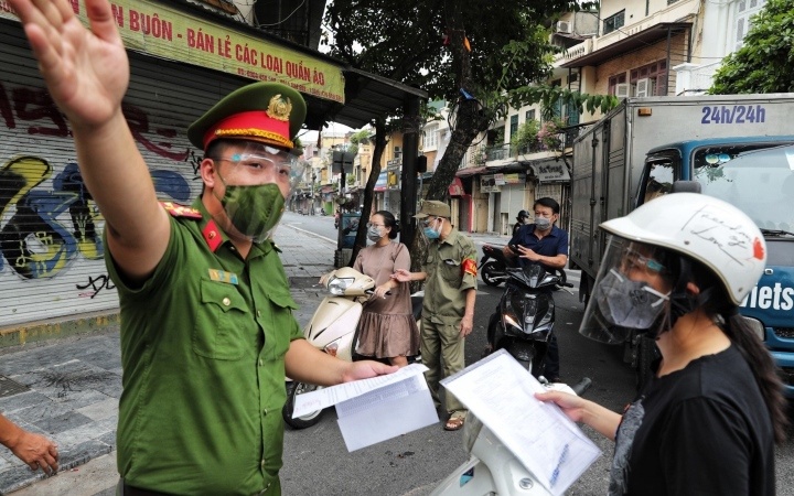 Cong an xa co duoc dung xe, xu phat vi pham giao thong khong? hinh anh