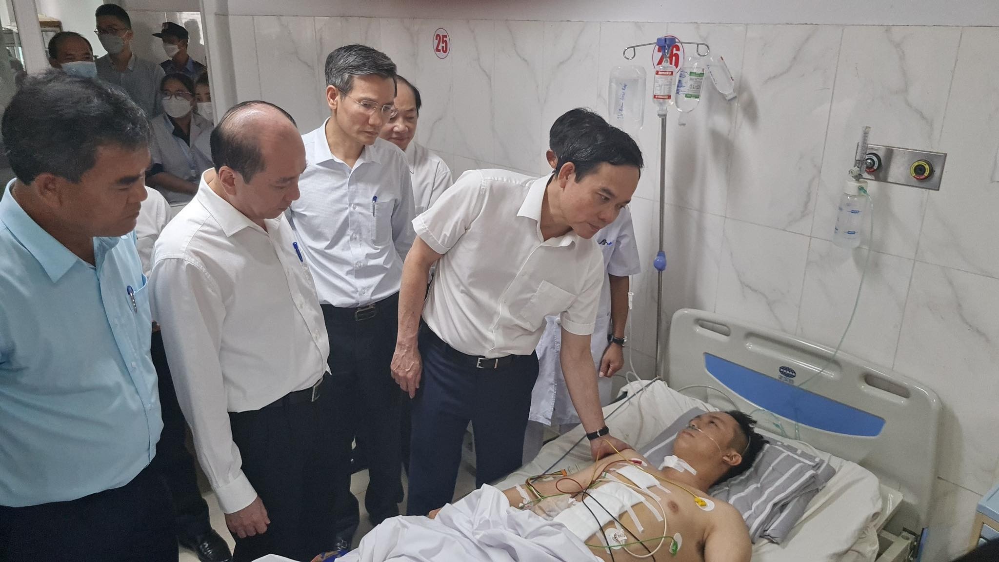 Vu tan cong UBND xa: Mot chien si cong an duoc dua len BV Cho Ray hinh anh