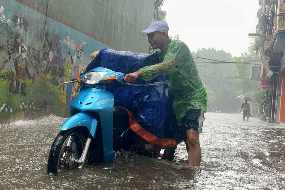 Thoi tiet 23/6: Mien Bac het nang nong, bat dau mua to lien tiep hinh anh