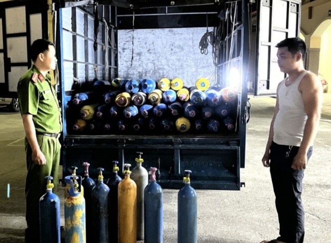 Cho 169 binh khi cuoi tu Ha Noi ve Lang Son hinh anh