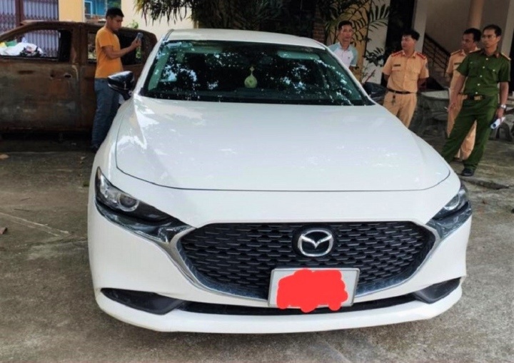 Thue oto, len mang dat lam gia giay to roi dem di cam co hinh anh