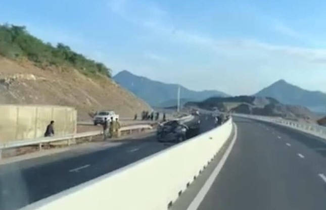 Xe container dam oto tren cao toc Nha Trang - Cam Lam lam 2 nguoi chet hinh anh