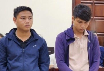 4 thanh nien dung chai bia nem vao nguoi di duong linh an hinh anh