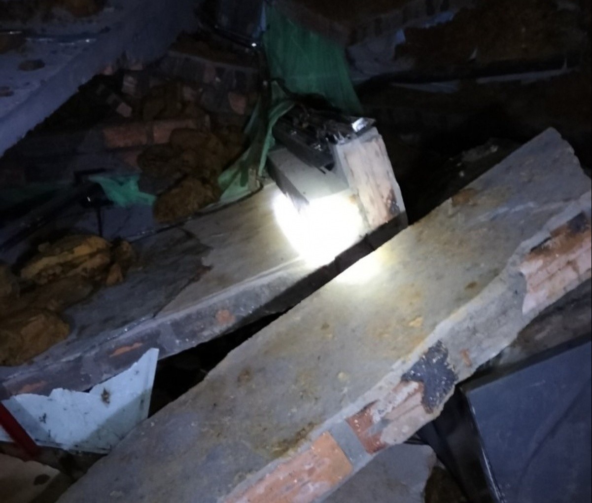 Sat lo dat vui lap ngoi nha khien be gai 7 tuoi tu vong hinh anh