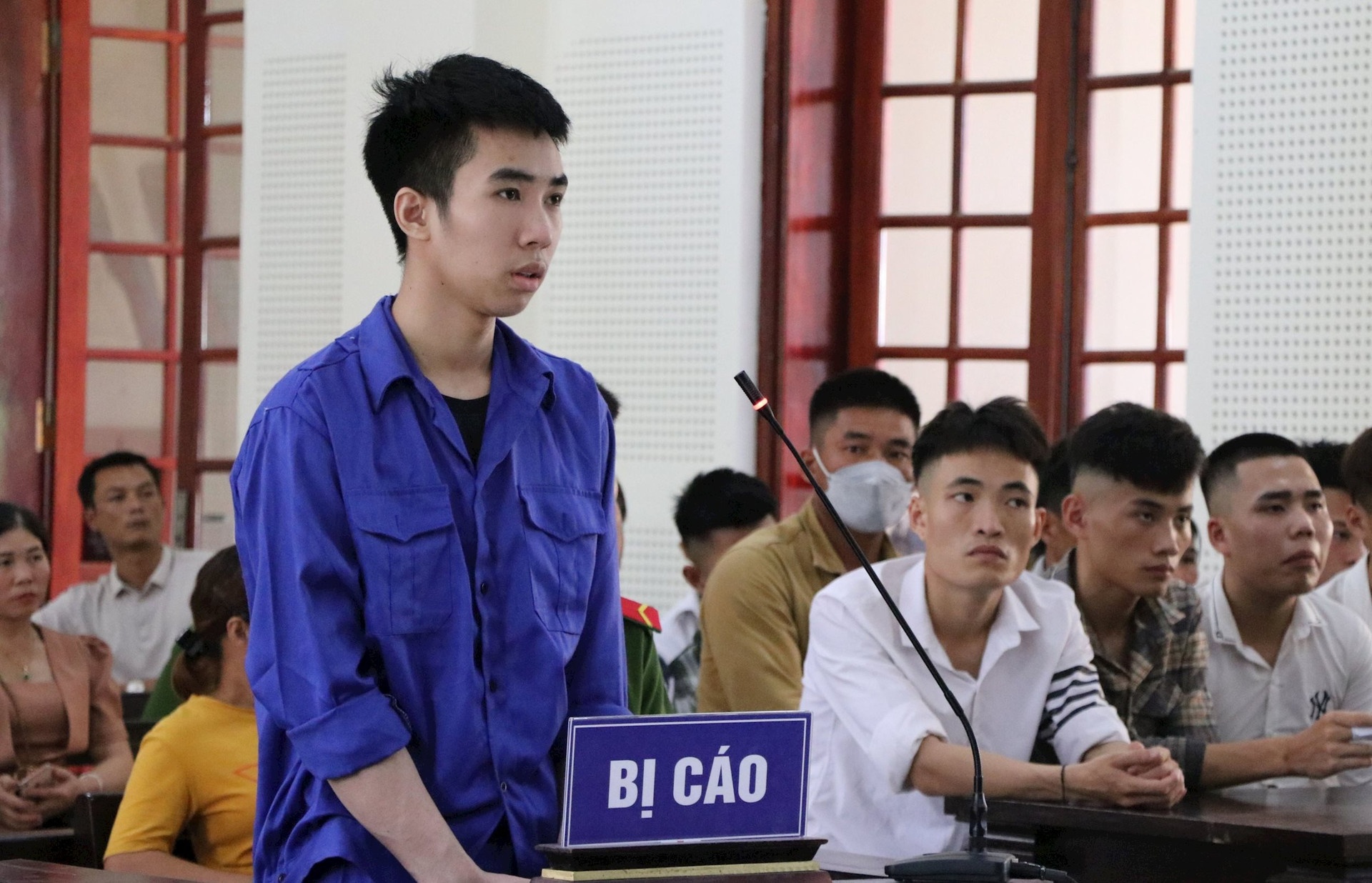 mâu thuẫn xin xăng ảnh 1 mau thuan xin xang anh 1