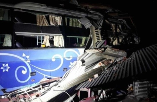 Xe khach dam vao nha dan trong dem, 4 nguoi thuong vong hinh anh