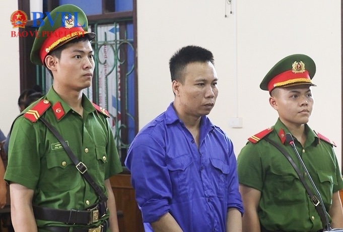 Tu hinh bi cao ra tay doat 2 mang nguoi hinh anh