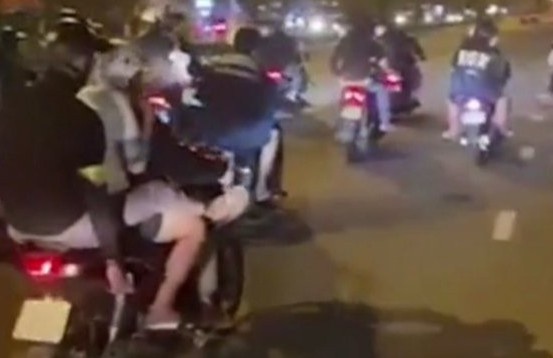 Trieu tap nhom di xe may mang hung khi lam nao loan bai bien o Ha Tinh hinh anh