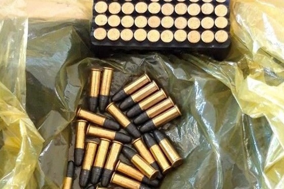 Phat hien nguoi phu nu 66 tuoi tang tru 77 vien dan hinh anh