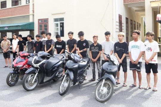 Khoi to 15 nguoi gay roi trat tu cong cong hinh anh